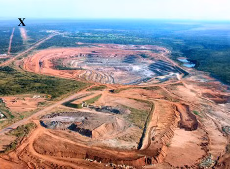 Một đường băng bằng đất (X) tại mỏ khai thác kim cương Catoca, Angola.