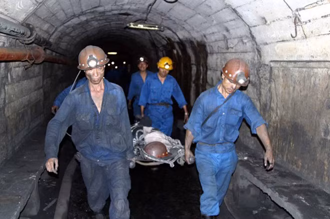 Cấp cứu công nhân bị tai nạn trong hầm lò.
