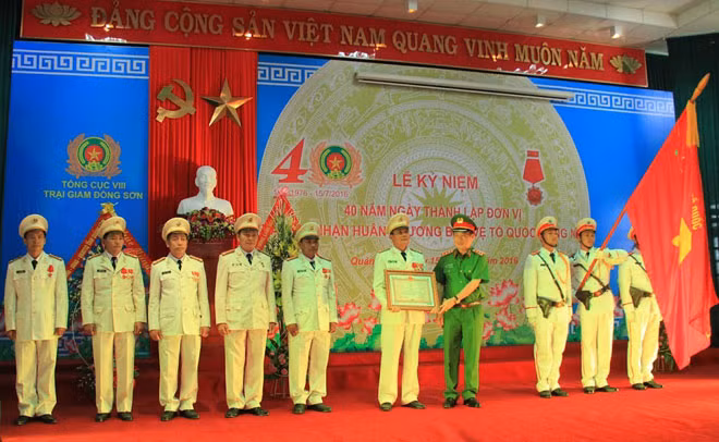 Thứ trưởng Nguyễn Văn Thành trao Huân chương bảo vệ Tổ quốc hạng Nhì cho đơn vị Trại giam Đồng Sơn.