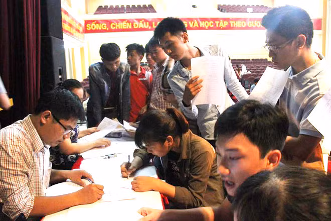 Thí sinh nộp hồ sơ xét tuyển ĐH, CĐ năm 2016.