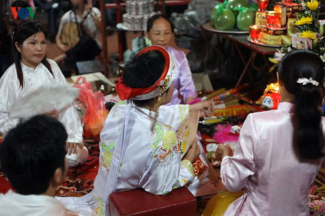 Thực hành Tín ngưỡng thờ Mẫu Tam phủ của người Việt là sự hỗn dung tôn giáo bản địa của người Việt và một số yếu tố của tôn giáo du nhập như Đạo giáo, Phật giáo.