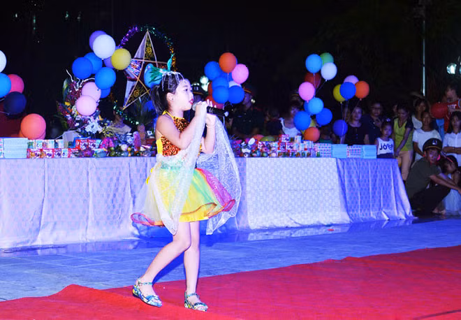 Tiết mục đơn ca đặc sắc tại chương trình “Đêm hội trăng rằm”.