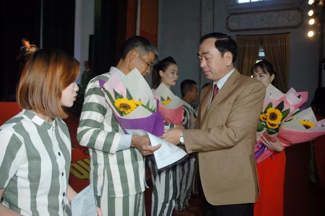 Đồng chí Trần Quốc Tỏ, Bí thư tỉnh ủy Thái Nguyên trao hoa chúc mừng các phạm nhân được đặc xá đợt này.