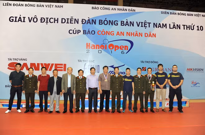 Các đại biểu và Ban Tổ chức giải vô địch Diễn đàn bóng bàn Việt Nam lần thứ 10 Cúp Báo Công an nhân dân. Ảnh: Xuân Trường.
