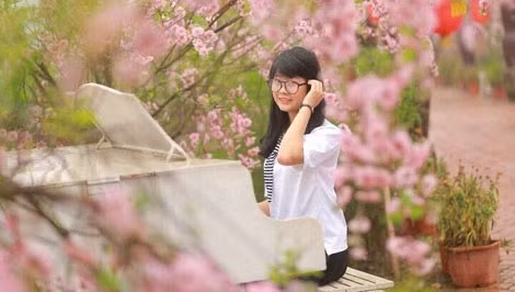 Nguyễn Thị Kim Ngân - Thủ khoa khối C nộp hồ sơ vào HV An ninh Nhân dân.
