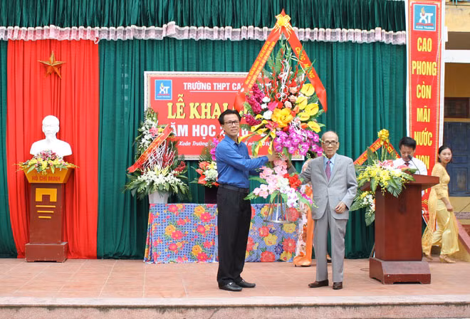 Giáo sư Vũ Khiêu tặng hoa chúc mừng thầy và trò trường Cao Phong. Giáo sư Vũ Khiêu tặng hoa chúc mừng thầy và trò trường Cao Phong.