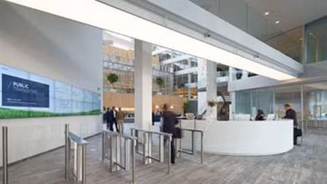 Nhân viên trong trụ sở Deloitte ở Amsterdam làm việc với những chiếc bàn thông minh tích hợp thiết bị cảm biến. Nhân viên trong trụ sở Deloitte ở Amsterdam làm việc với những chiếc bàn thông minh tích hợp thiết bị cảm biến.