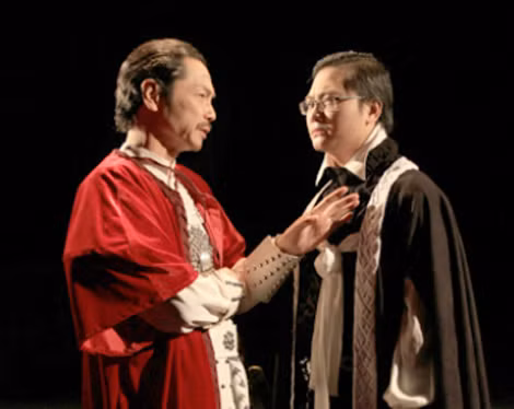 NSƯT Trung Anh với vai Claudius trong vở kịch “Hamlet”.