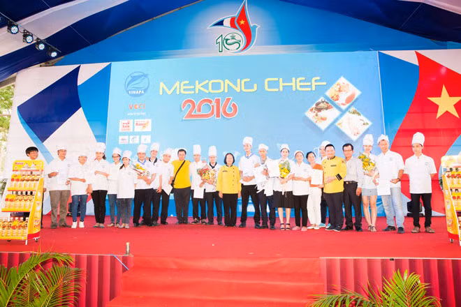 Ban tổ chức trao thưởng cho các thí sinh đoạt giải Hội thi Mekong Chef 2016.