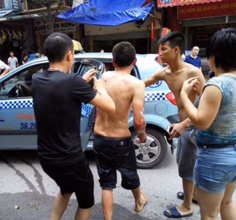 Chủ quán cơm được mọi người gọi taxi đưa đi cấp cứu.