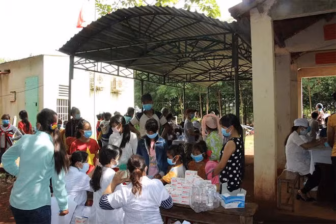 Khám bệnh cho người dân có nguy cơ mắc bệnh bạch hầu cao tại xã Thuận Lợi, huyện Đồng Phú.