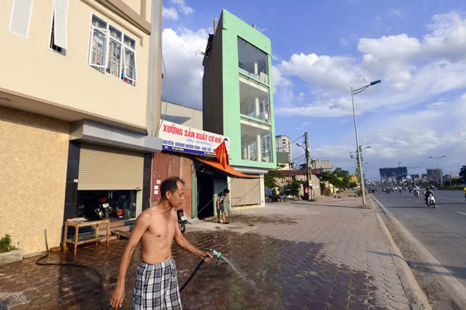 Những ngôi nhà siêu mỏng, siêu méo trên tuyến đường Vành đai 2 Nhật Tân - Xuân La - Bưởi.