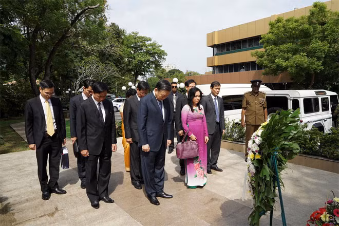 Bộ trưởng Tô Lâm và Đoàn đại biểu cấp cao Bộ Công an Việt Nam đã tới đặt vòng hoa tại Tượng đài Hồ Chí Minh ở Thư viện nhân dân Colombo.