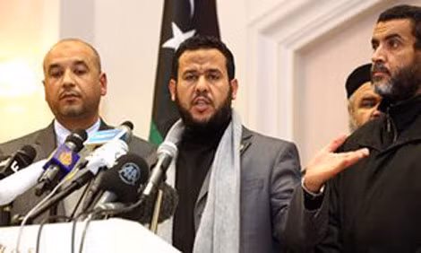 Abdul Hakim Belhaj (giữa) phát biểu trong cuộc họp báo tại Tripoli, năm 2012.