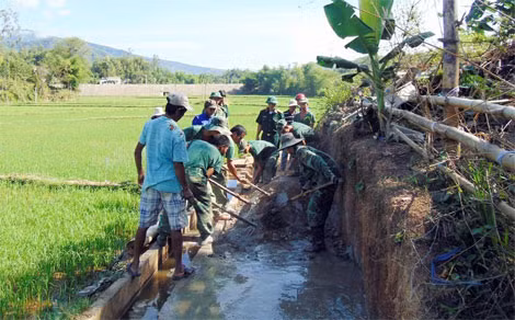Tiến hành trộn bê tông đổ đường vào Hố Cái. Tiến hành trộn bê tông đổ đường vào Hố Cái.