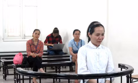 Bị cáo Trang (đứng) tại phiên xử.
