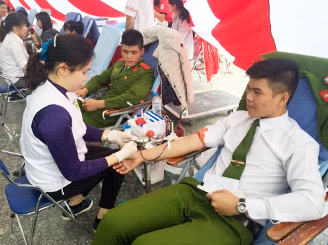 Sinh viên Học viện CSND hiến máu tại Ngày hội tình nguyện quốc gia 2016.