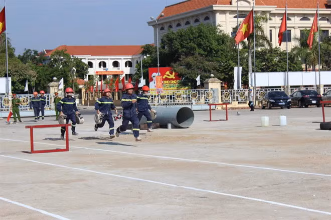 Những hình ảnh quen thuộc hàng ngày là việc thường xuyên luyện tập của những chiến sỹ PCCC.