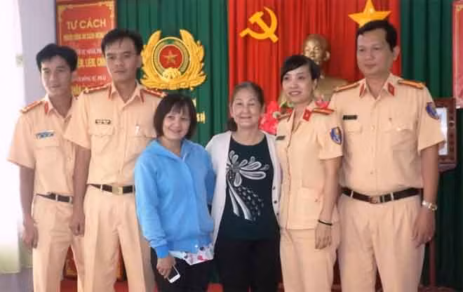 Phòng CSGT đường bộ Công an TP Cần Thơ trao trả lại tài sản mà người dân bị rơi.