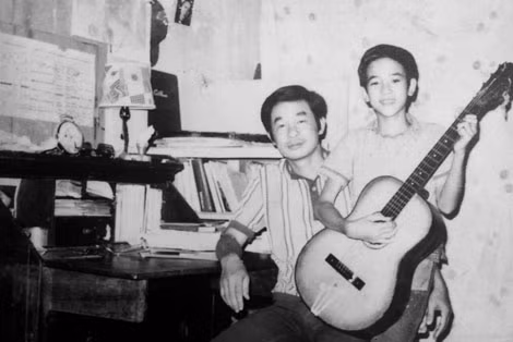 Nhà văn Bùi Bình Thi và con trai - Đạo diễn Bùi Thạc Chuyên năm 1978.