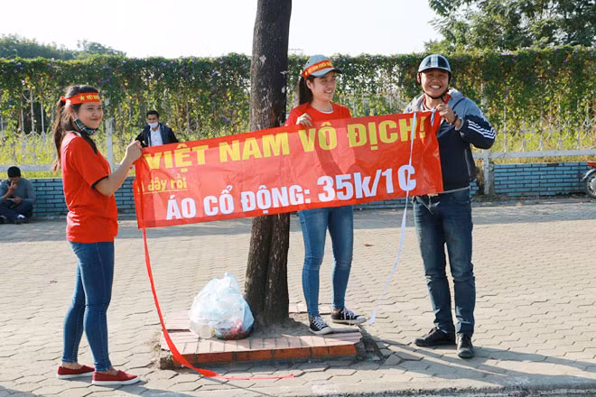 Những chiếc áo cổ động được các bạn trẻ này bán với giá 35k/1chiếc. Những chiếc áo cổ động được các bạn trẻ này bán với giá 35k/1chiếc.