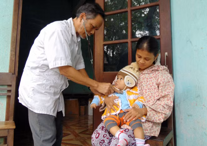 Già làng A Tin Cao Tin khám bệnh cho bà con Cơ Tu trong vùng. Già làng A Tin Cao Tin khám bệnh cho bà con Cơ Tu trong vùng.