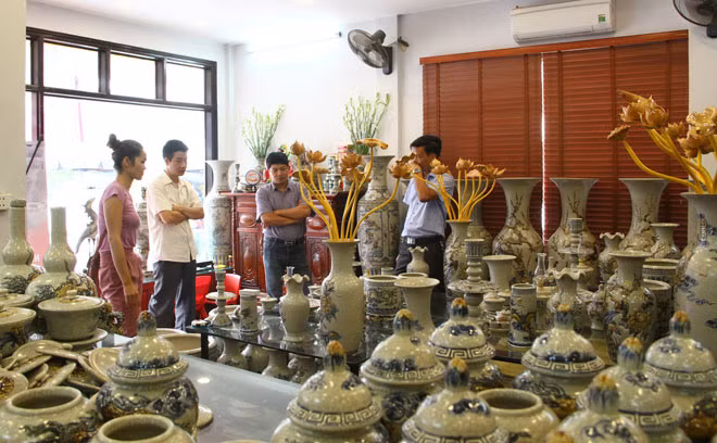 Du khách tham quan sản phẩm gốm Bát Tràng.