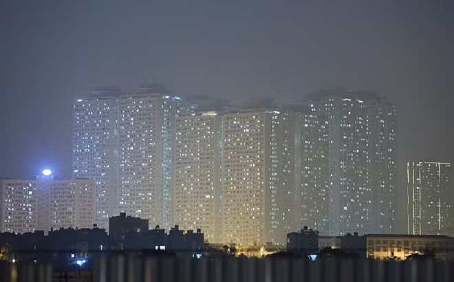 Những khu đô thị Dương Nội (quận Hà Đông), Thăng Long Number One (quận Cầu Giấy), Pháp Vân - Tứ Hiệp, Linh Đàm (quận Hoàng Mai)… bị bao phủ bởi khói bụi. Những khu đô thị Dương Nội (quận Hà Đông), Thăng Long Number One (quận Cầu Giấy), Pháp Vân - Tứ Hiệp, Linh Đàm (quận Hoàng Mai)… bị bao phủ bởi khói bụi.