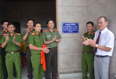 Thiếu tướng Phạm Văn Miên - Tổng Biên tập Báo CAND cùng lãnh đạo Công an tỉnh Gia Lai và Công ty cổ phần Đầu tư xây dựng Trung Nam trao 3 căn nhà tình nghĩa và tặng quà cho các cán bộ Công an có hoàn cảnh khó khăn tại Gia Lai. Thiếu tướng Phạm Văn Miên - Tổng Biên tập Báo CAND cùng lãnh đạo Công an tỉnh Gia Lai và Công ty cổ phần Đầu tư xây dựng Trung Nam trao 3 căn nhà tình nghĩa và tặng quà cho các cán bộ Công an có hoàn cảnh khó khăn tại Gia Lai.
