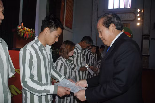 Phó Thủ tướng thường trực Trương Hòa Bình trao quyết định đặc xá cho các phạm nhân tại Trại giam Phú Sơn.