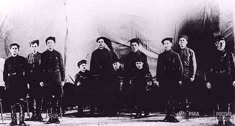 12 nghệ sĩ đầu tiên của Đoàn ca múa nhạc Alexandrov trên sân khấu nhà hát Hồng quân ngày 12-10-1928.