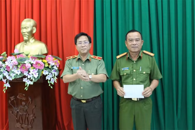 Thiếu tướng Phan Chí Thanh-Giám đốc Công an tỉnh thưởng nóng 10 triệu đồng cho Ban chuyên án.