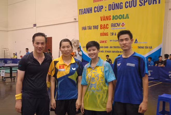 2 cặp đôi VĐV của CLB báo CAND và CLB MGSU chụp ảnh giao lưu trước trận chung kết.