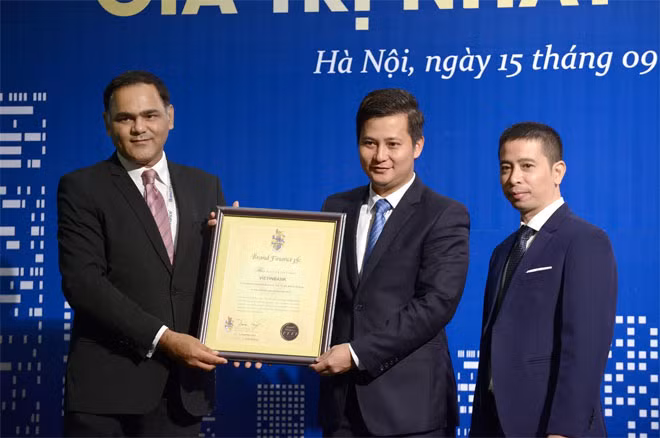 Phó Tổng Giám đốc Trần Công Quỳnh Lân (đứng giữa) đại diện VietinBank nhận Giải thưởng thương hiệu tăng trưởng mạnh nhất trong Top 10 (xét trên Chỉ số sức mạnh thương hiệu).