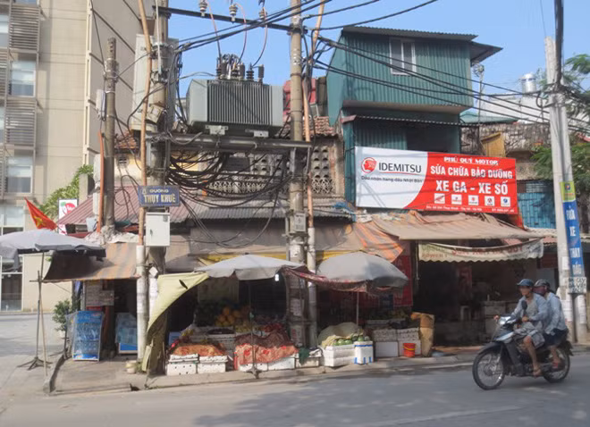 Bán rau ngay trước cổng Trạm biến áp Đội Cấn. Ảnh chụp sáng 20-11.