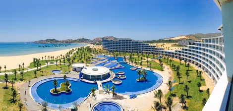 Với chiều dài gần 1 km, khách sạn FLC Luxury Hotel Quy Nhơn không chỉ mang nét kiến trúc độc đáo mà còn giữ kỷ lục khách sạn ven biển dài nhất Việt Nam và là một trong những ứng cử viên của kỷ lục khách sạn dài nhất thế giới.