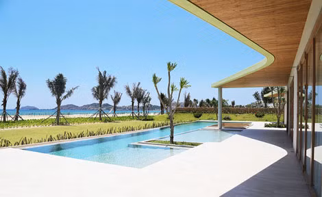 Đến đây du khách sẽ được tận hưởng không gian nghỉ dưỡng trọn vẹn với sự kết hợp hài hòa giữa vẻ đẹp của biển xanh, cát trắng, nắng vàng và nét lộng lẫy, sa hoa của kiến trúc châu Âu.