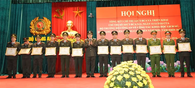 Bộ trưởng Tô Lâm trao thưởng cho các tập thể có thành tích xuất sắc. Bộ trưởng Tô Lâm trao thưởng cho các tập thể có thành tích xuất sắc.