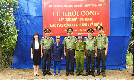 Khởi công xây dựng nhà tình nghĩa cho đồng chí Hồ Xuân Doi.