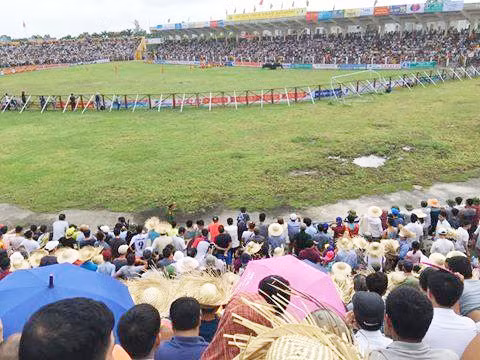 Sân vận động Đồ Sơn chật cứng người.