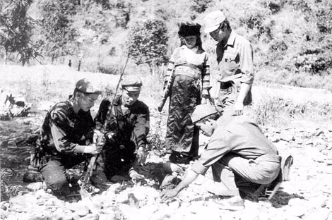 Công an Khu Tây Bắc và dân quân truy lùng gián điệp biệt kích.