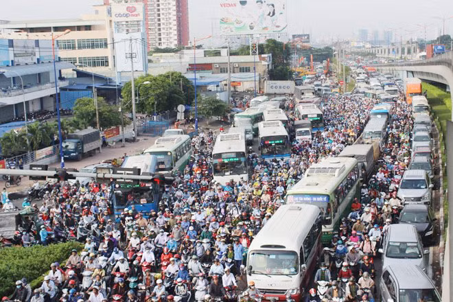 Cảnh ùn tắc tại Hà Nội giờ cao điểm.