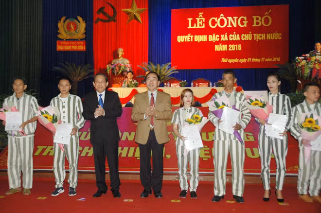 Phó Thủ tướng thường trực Trương Hòa Bình và đồng chí Trần Quốc Tỏ, Bí thư tỉnh ủy Thái Nguyên chúc mừng các phạm nhân tại Trại giam Phú Sơn được đặc xá đợt này.