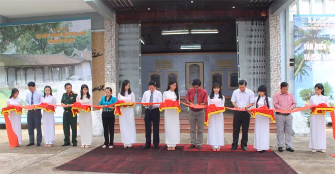 Các đại biểu cắt băng khai mạc triển lãm.