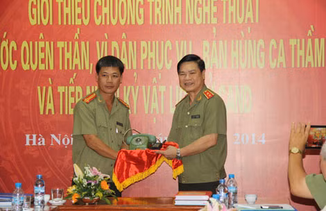 Trung tướng Nguyễn Xuân Mười, Phó Tổng cục trưởng Tổng cục Chính trị CAND tiếp nhận kỷ vật hiến tặng. Trung tướng Nguyễn Xuân Mười, Phó Tổng cục trưởng Tổng cục Chính trị CAND tiếp nhận kỷ vật hiến tặng.