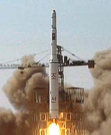Tên lửa tầm xa Taepo Dong-2 mang theo vệ tinh Kwangmyongsong-1 lúc rời bệ phóng.