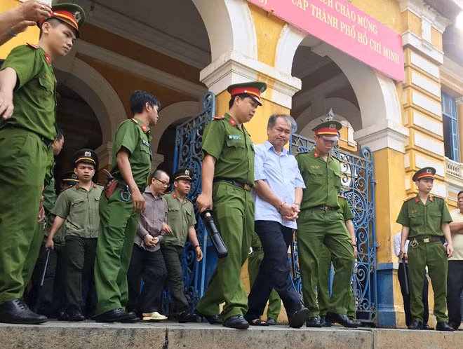 Bị cáo Danh rời tòa sau phiên xử.