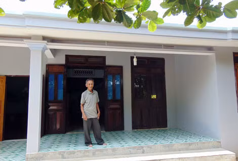 Ông Đặng Xuân Hoàng trước căn nhà xây kiên cố đã nhiều năm, song đất ở vẫn chưa được cấp sổ đỏ.