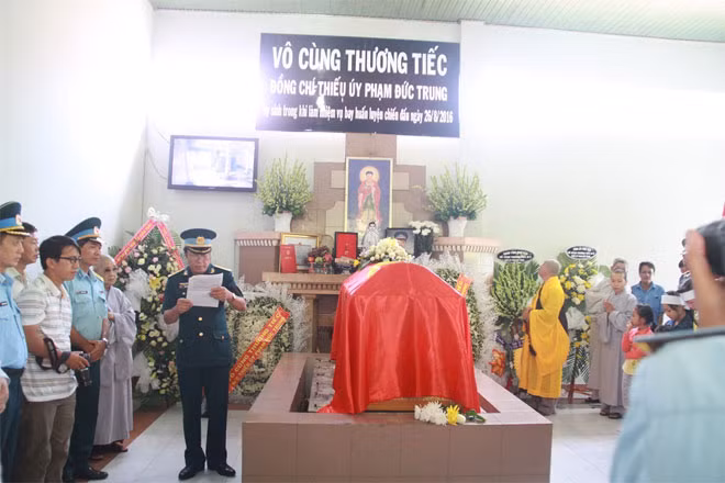 Dòng người đến viếng thương tiếc trước sự hi sinh dũng cảm của phi công Trung (Ảnh: Đ.H.)