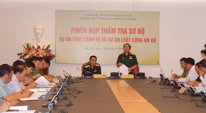 Phó Chủ tịch Quốc hội Đỗ Bá Tỵ phát biểu chỉ đạo tại phiên họp.